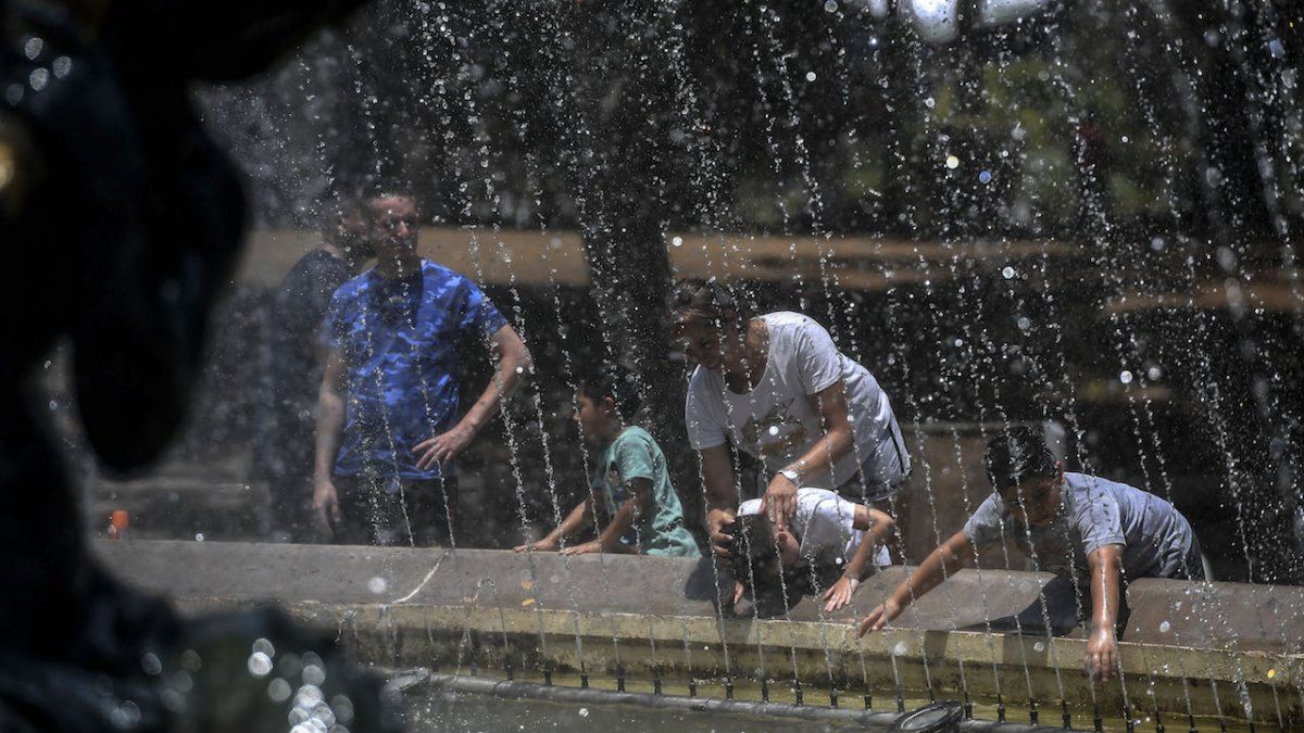 El sistema eléctrico vuelve a ponerse a prueba por el calor extremo: Gobierno pide ahorrar luz y agua