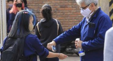 Infectólogo que asesora al Gobierno propone que el pase sanitario también se implemente en las escuelas
