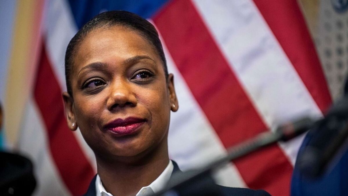 Juró la primera mujer jefa de la Policía de Nueva York, con fuertes retos por delante