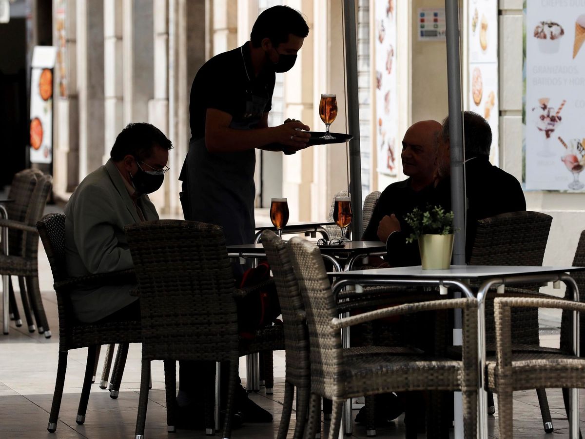 Foto: La hostelería tiene parte de la culpa de que la productividad y los salarios estén congelados. (EFE/Ana Escobar)