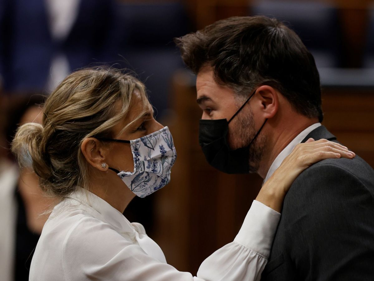 Foto: Yolanda Díaz conversa con Gabriel Rufián. (EFE/Emilio Naranjo)