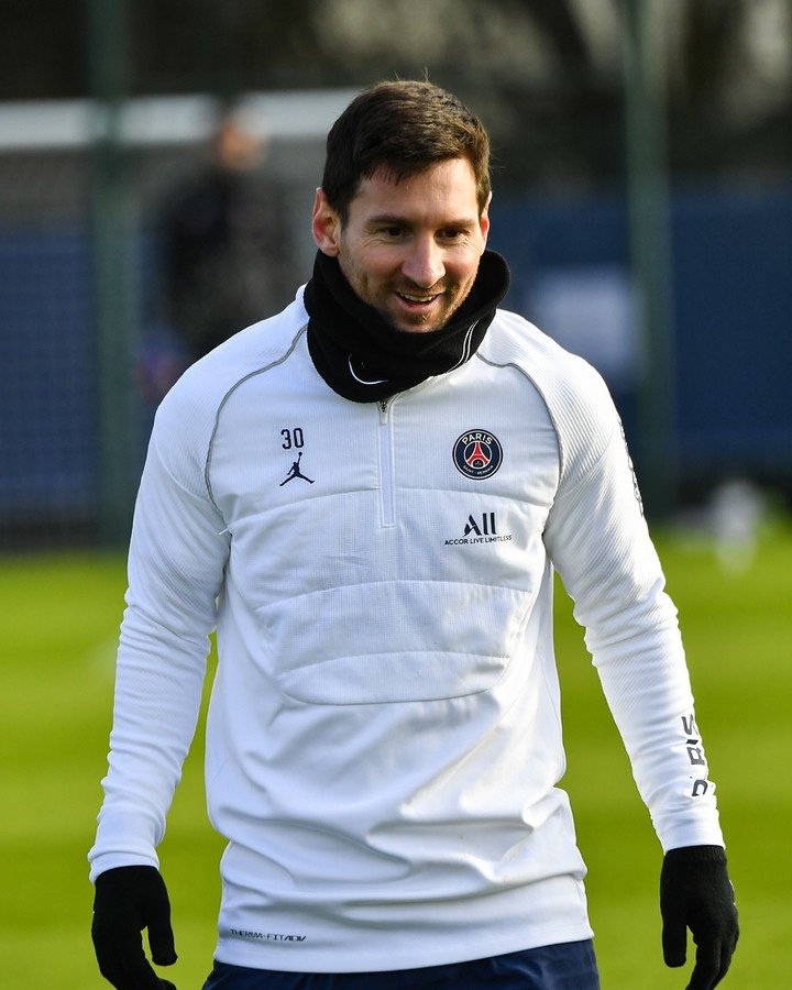 Messi sonríe durante la práctica (prensa PSG).