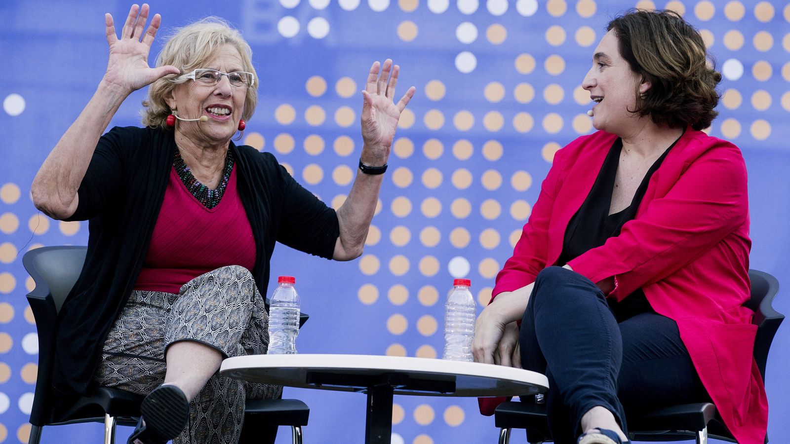 Foto: Las alcaldesas de Madrid, Manuela Carmena, y de Barcelona, Ada Colau. (EFE)