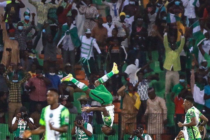 El festejo de Moses Simon para Nigeria (AFP).
