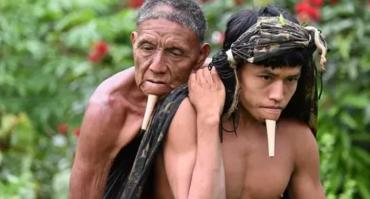 La imagen del joven indígena que cargó a su padre durante seis horas para que se vacune contra el coronavirus