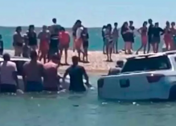 Río Negro: el mal momento para cientos de turistas en la playa por la crecida del mar