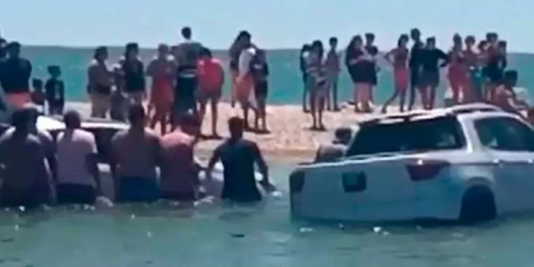 Río Negro: el mal momento para cientos de turistas en la playa por la crecida del mar