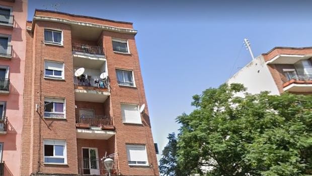 Se investiga por qué cayó una mujer desde un cuarto piso y que está en la UVI: hay cinco detenidos