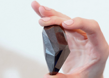 Se subastará un extraño diamante negro que provendría del espacio exterior