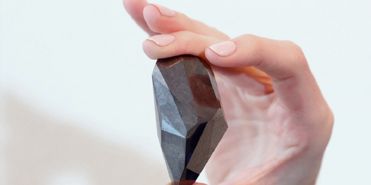 Se subastará un extraño diamante negro que provendría del espacio exterior