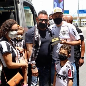 El Turco Mohamed llegó a Brasil: "Oportunidad de dirigir a un grande"