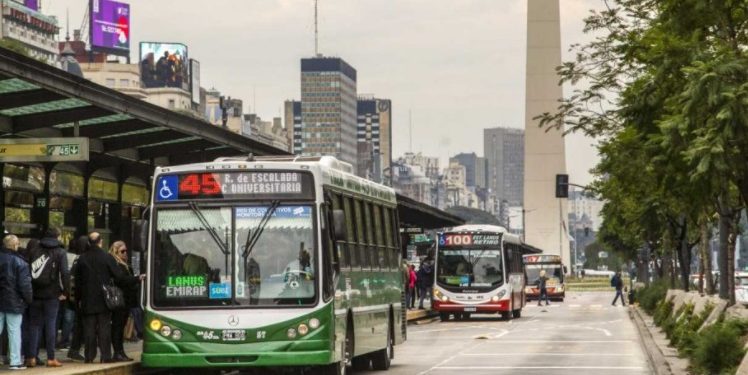 Acompañado por los gobernadores, Fernández apura el traspaso de los colectivos a la Ciudad