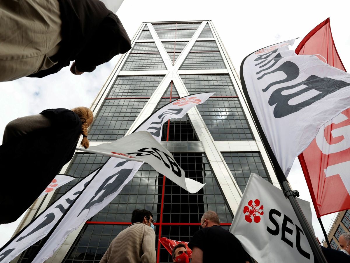 Foto: Manifestación de trabajadores de CaixaBank ante la Torre KIO de Bankia antes de que se firmara el ERE. (EFE/J. J. Guillén)