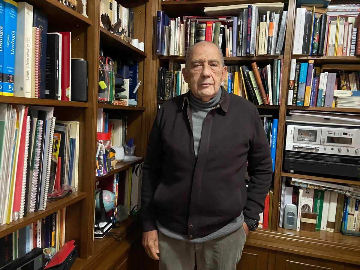 Foto: Carlos San Juan, de 78 años, en la biblioteca de su domicilio en Valencia.