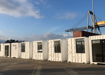 Camino a La Palma las primeras casas contenedor para afectados por el volcán