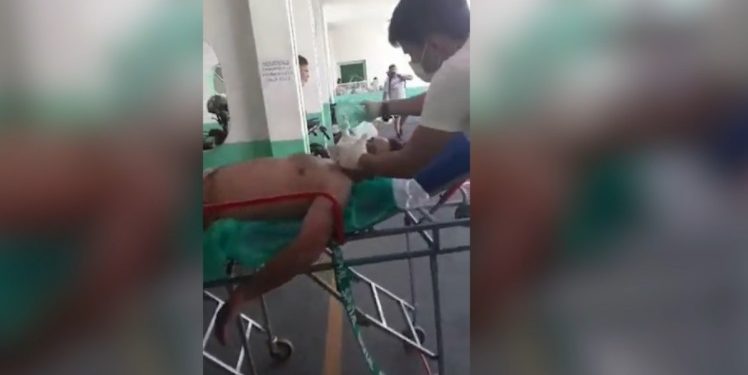 El dramático momento en el que ingresan a un hombre intoxicado con cocaína envenenada a un hospital