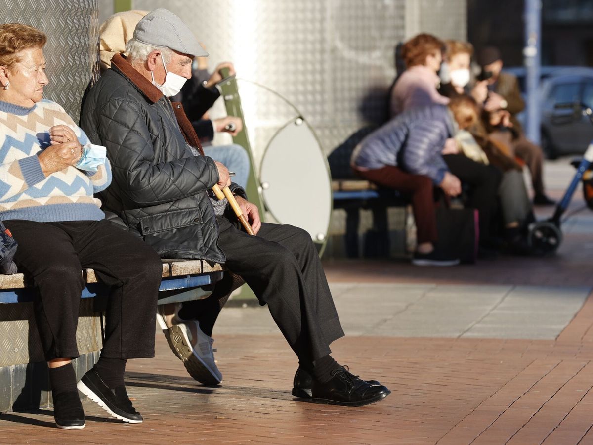 Foto: Jubilados toman el sol. (EFE/Luis Tejido)