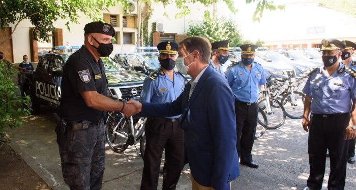 Enfocado en la inseguridad rural, Suarez entregó patrulleros a la Policía de Mendoza