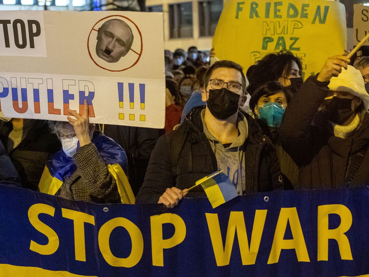 Foto: Protestas en Alemania contra las operaciones militares de Rusia. (EFE/EPA/ Constantin Zinn)