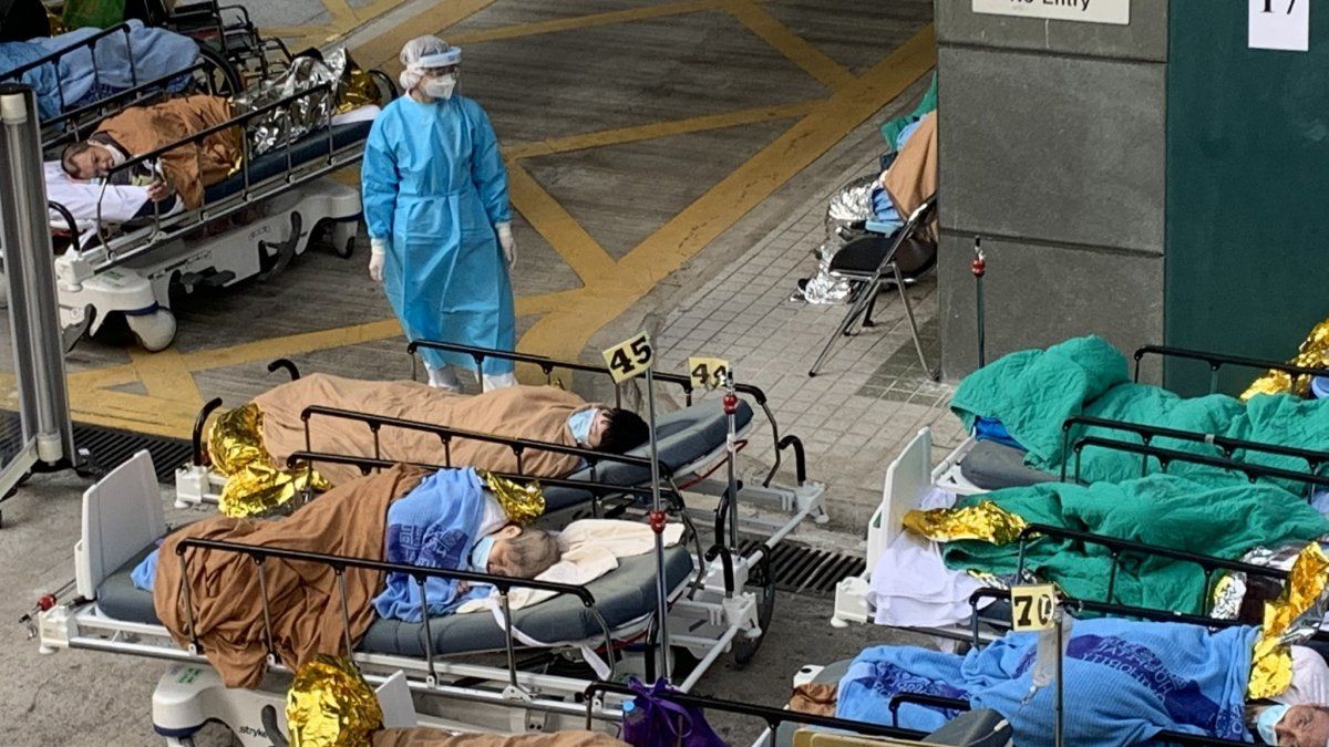 Hong Kong vive horas caóticas por el Covid-19: hospitales saturados y pacientes en las calles