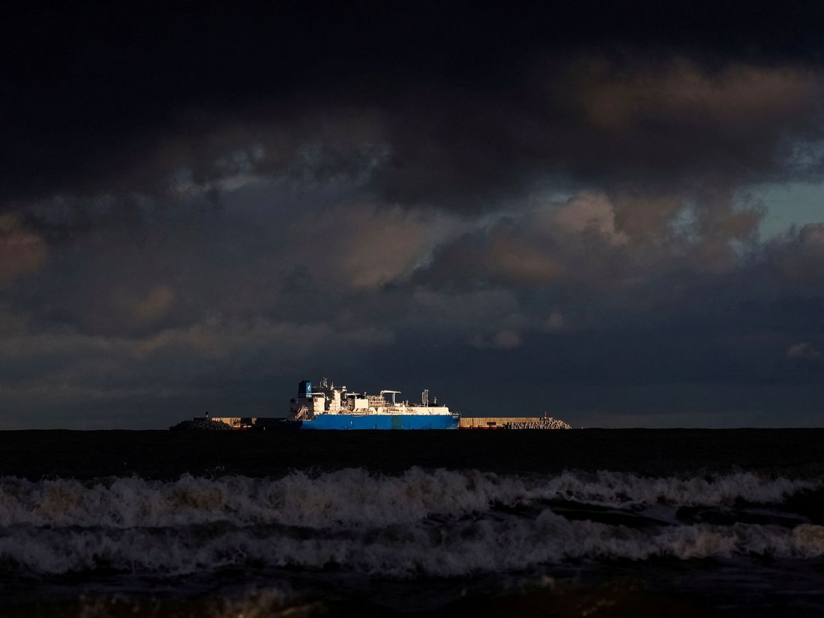 Foto: Un buque transportador de gas natural licuado de la rusa Gazprom, cerca de Kaliningrado. (Reuters/Vitaly Nevar)