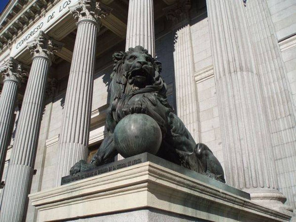 Foto: Uno de los leones del Congreso de los Diputados (Efe).