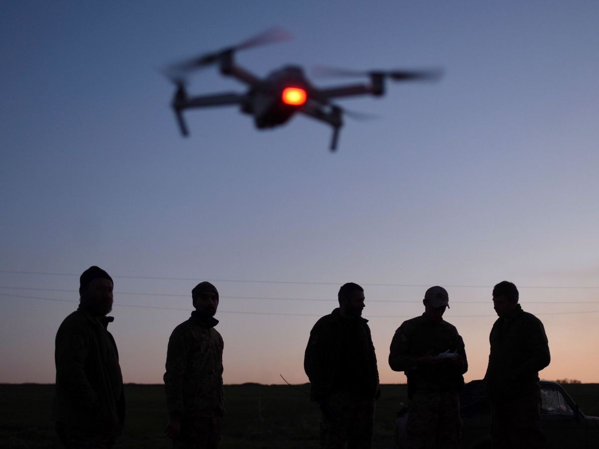 Foto: Soldados ucranianos manejan un dron en Lugansk, Ucrania, en una imagen de archivo