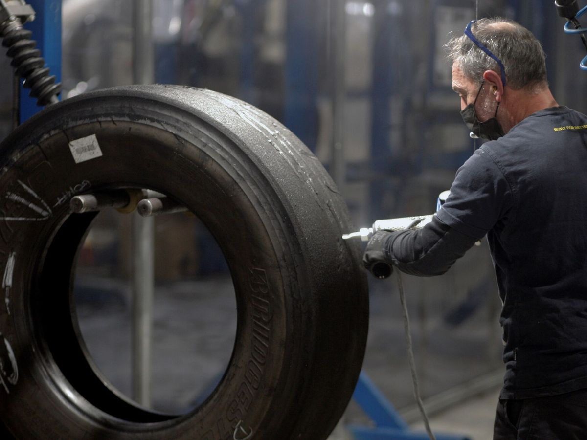 Foto: Un trabajador en una fábrica española. (EFE/Juan González)