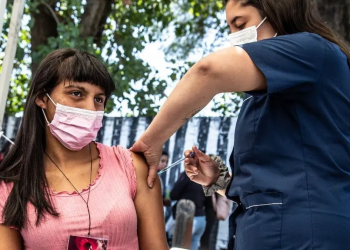 Más de 600 personas se vacunaron en la antesala del show de L-Gante