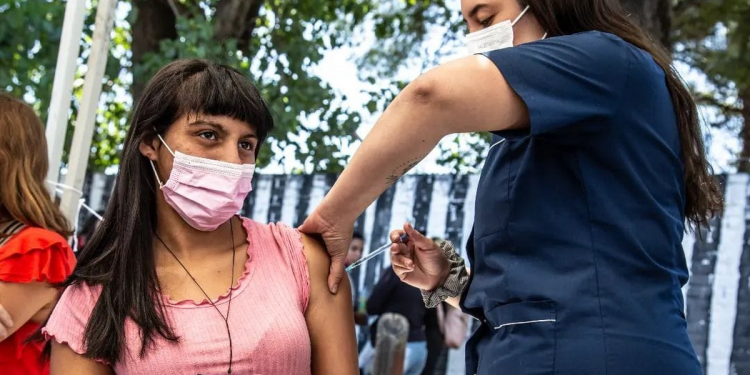 Más de 600 personas se vacunaron en la antesala del show de L-Gante