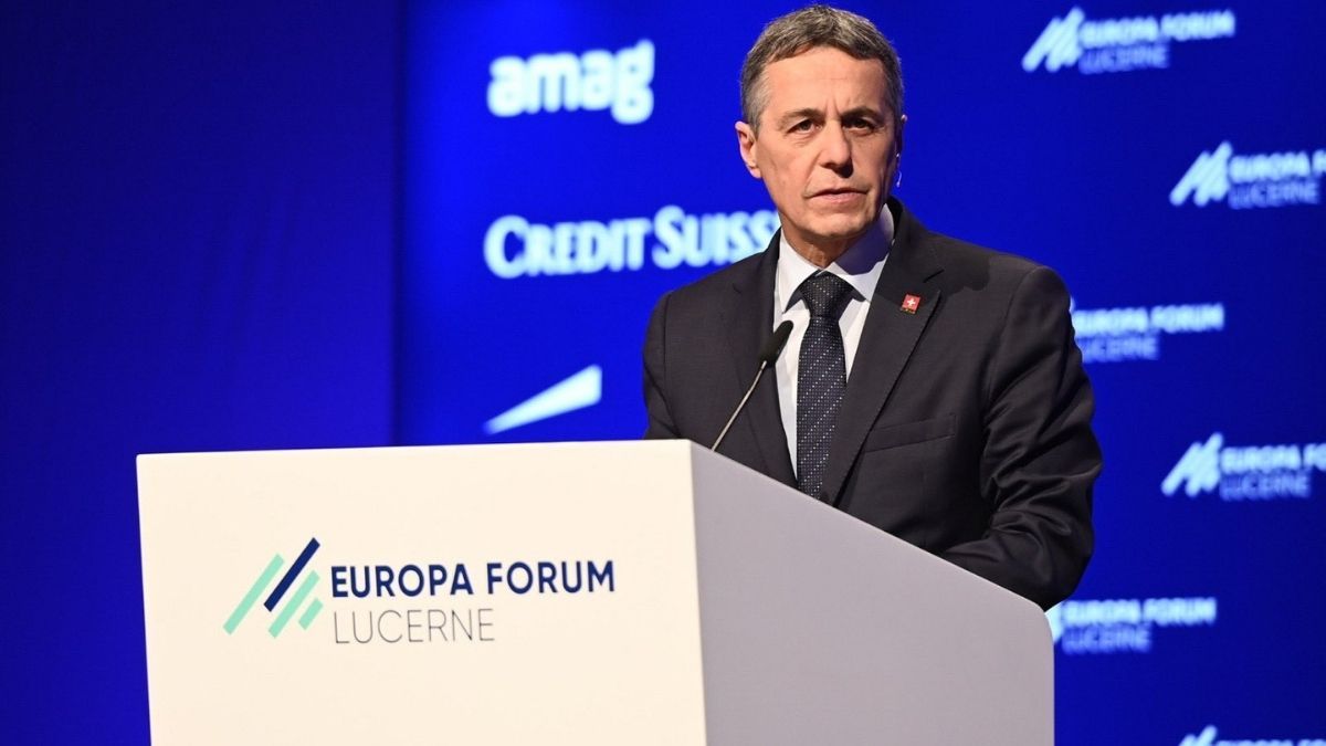 Mismo día que Suiza levanta restricciones, su presidente se contagia