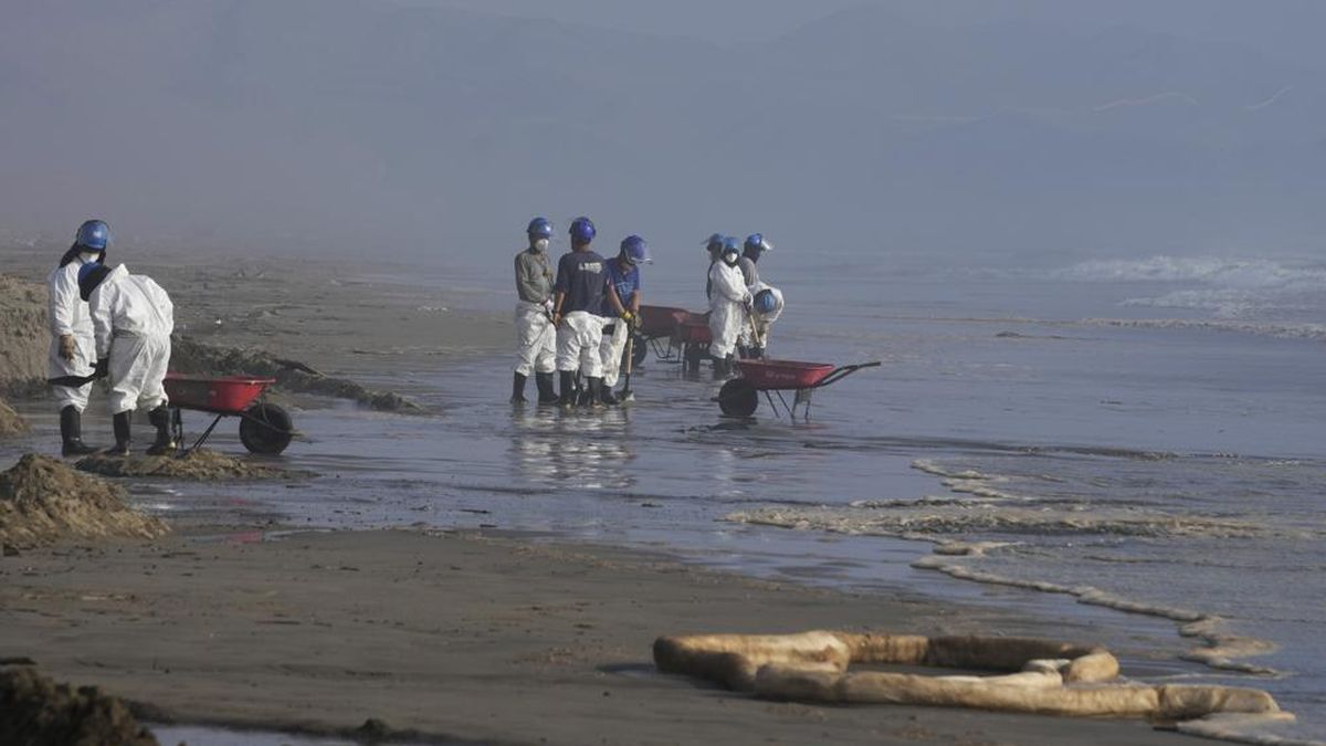 Perú califica como “superficial” el compromiso de Repsol para limpiar el derrame de petróleo