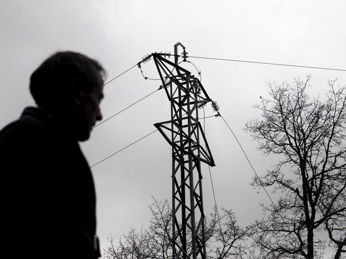 Foto: Una torreta eléctrica en Galicia. (EFE/Eliseo Trigo)