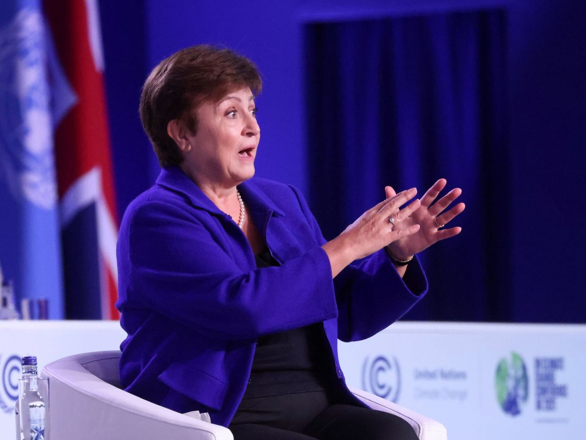 Sánchez asume ante empresarios extranjeros que las previsiones de Calviño no se cumplirán