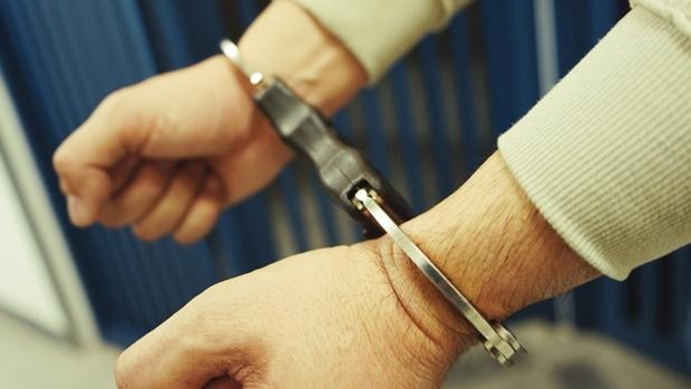 Seis mossos heridos en dos reyertas: apedreados en una discoteca y lanzados por las escaleras en Gerona