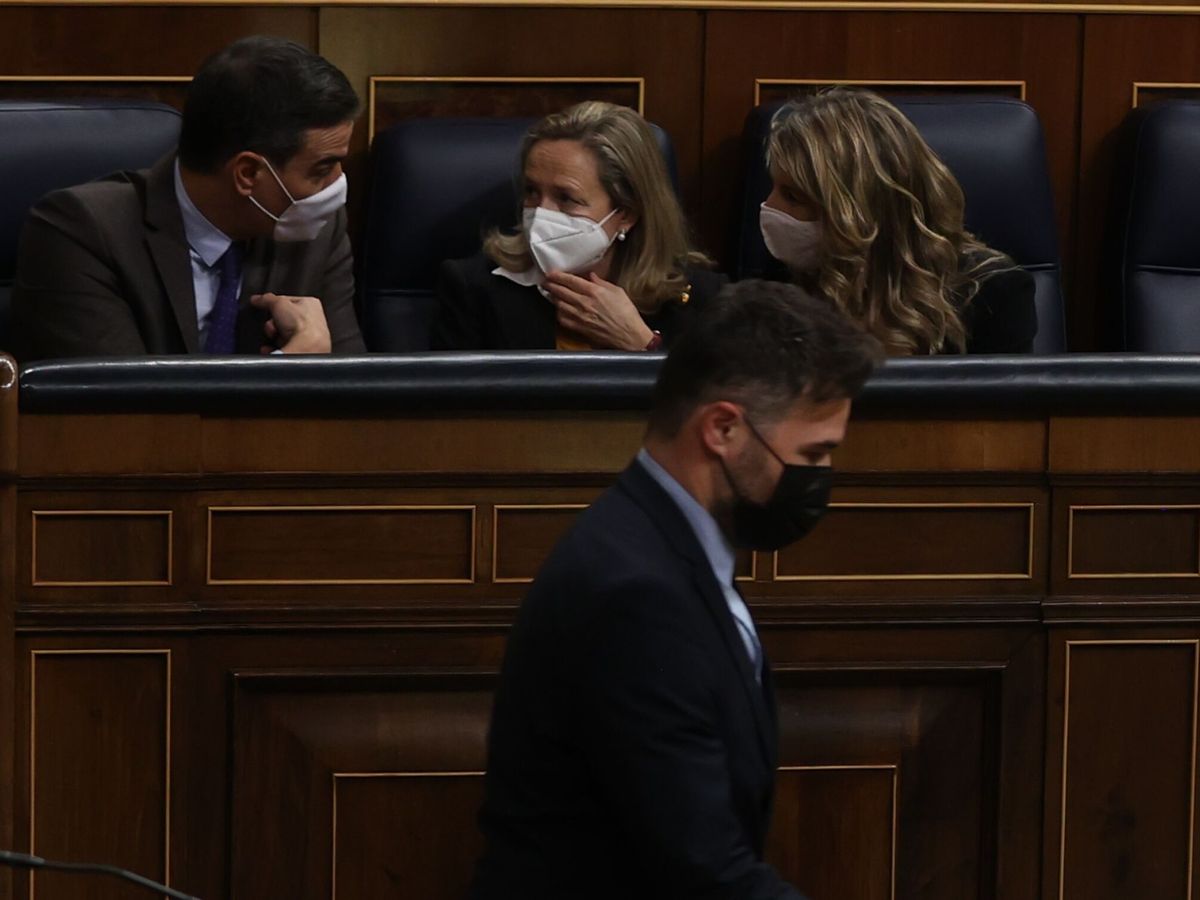 Foto: Pedro Sánchez, Nadia Calviño y Yolanda Díaz conversan mientras pasa por delante Gabriel Rufián. (EFE/Kiko Huesca)