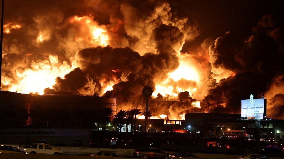 Atacan con misiles a Saudi Aramco, a la mayor petrolera del mundo: sube el precio del crudo por temor a escasez
