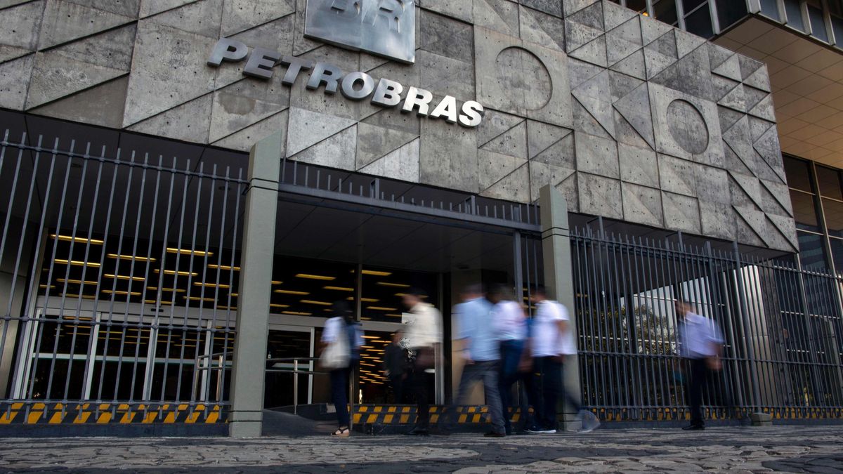 Bolsonaro destituyó al presidente de Petrobras tras aumentos de combustibles