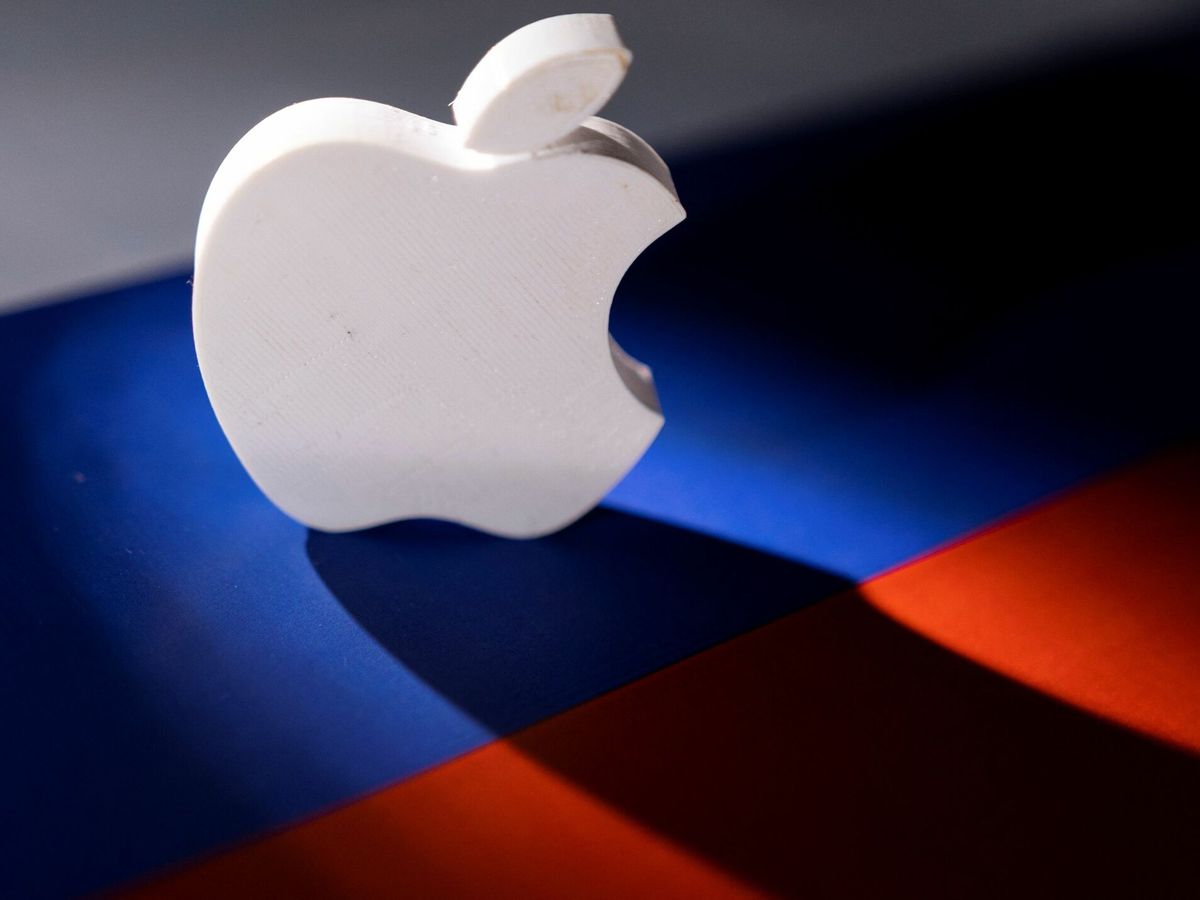 Foto: El logo de Apple sobre la bandera rusa. (Dado Ruvic/Reuters)