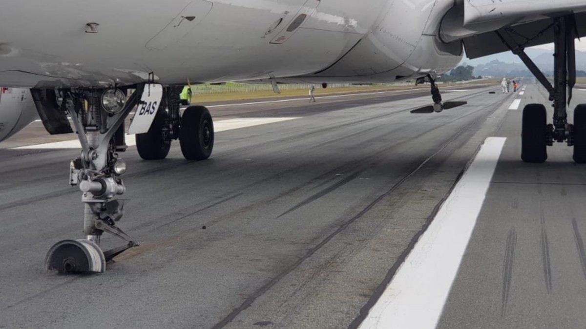Dramático momento en un avión: explotó una rueda y aterrizó de emergencia