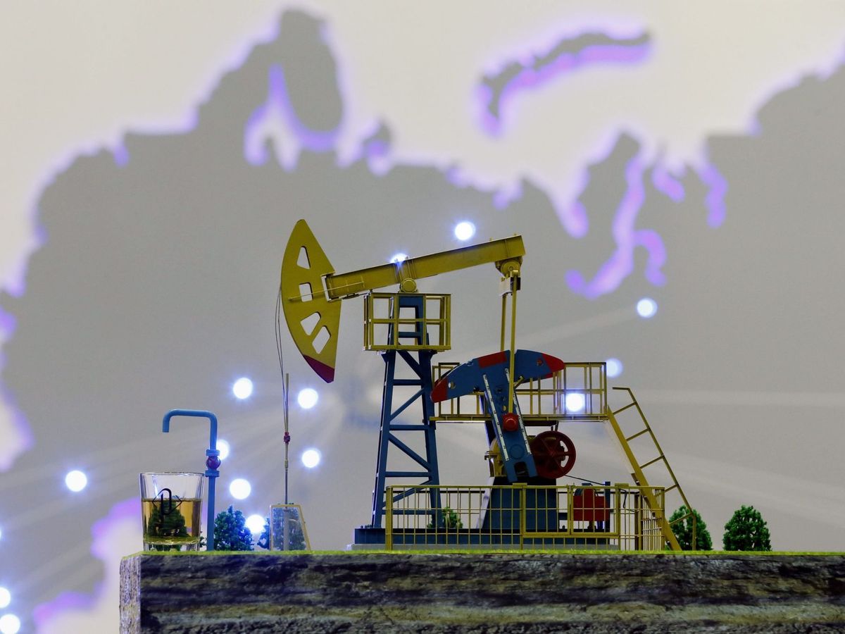 Foto: Una bomba de petróleo, con un mapa de Rusia de fondo. (EFE/Sergei Ilnitsky)