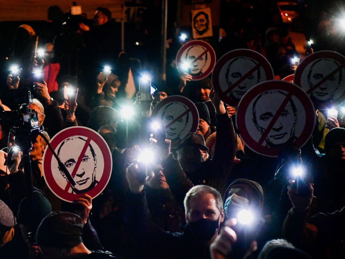 Foto: Ciudadanos húngaros contra la agresión rusa a Ucrania.