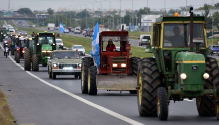 En contra de las retenciones, productores agrarios realizan un “Tractorazo” en Córdoba