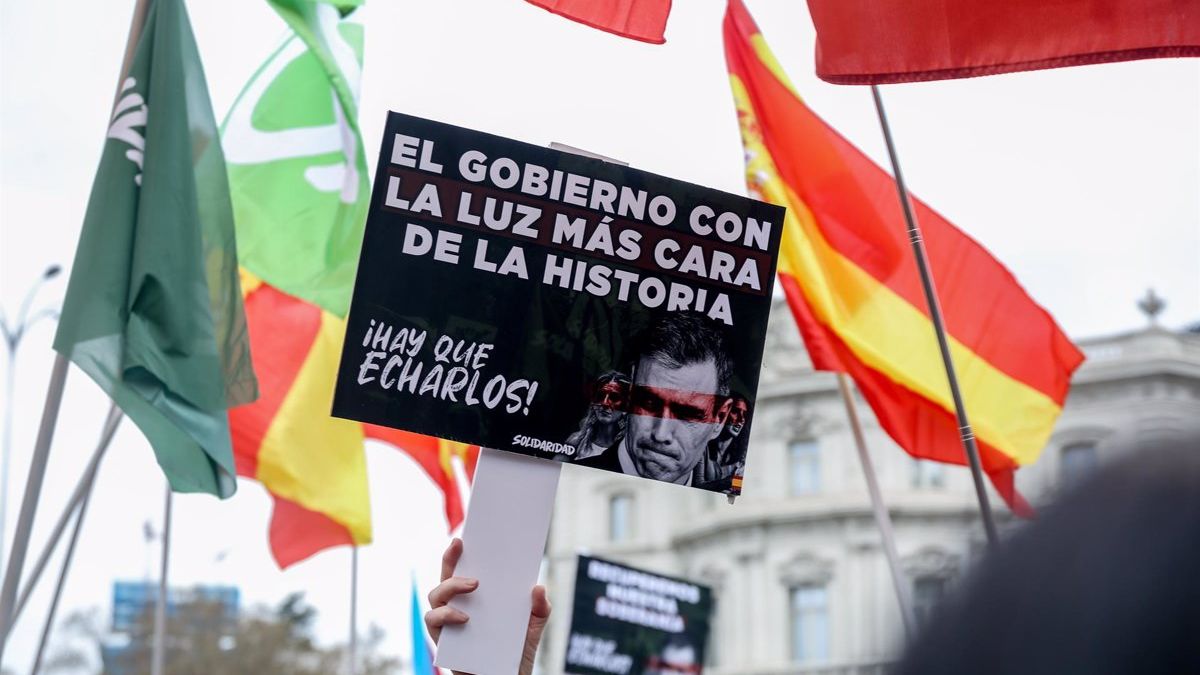 España: el aumento de precios enciende el descontento social y arrincona al gobierno