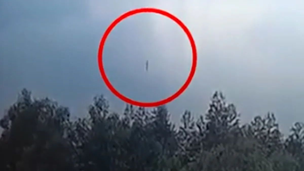 Estremecedor video del avión chino que se estrelló en las montañas