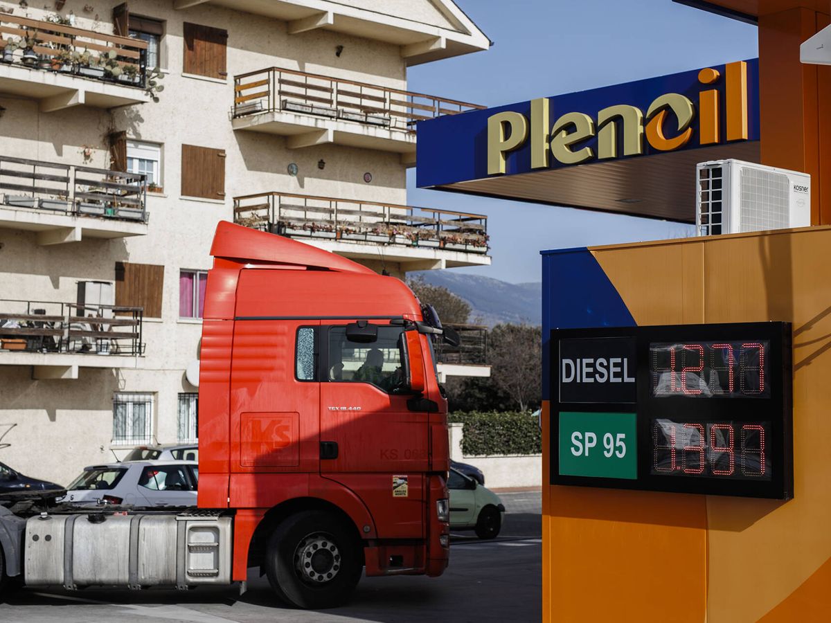 Foto: Un camión entrando en la gasolinera más barata de la Comunidad de Madrid. (Alejandro Martínez Vélez)