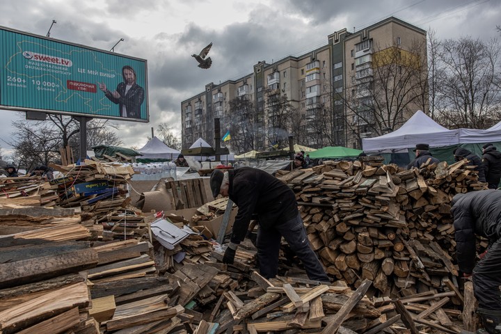 Bombardeo en Kiev. (EFE/EPA/ROMAN PILIPEY)