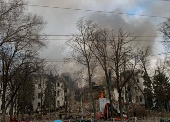 Guerra en Ucrania: rescatan a 130 sobrevivientes en el teatro bombardeado en Mariúpol