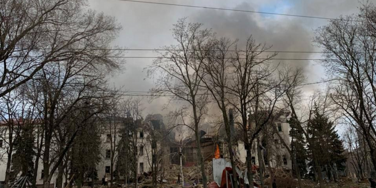 Guerra en Ucrania: rescatan a 130 sobrevivientes en el teatro bombardeado en Mariúpol