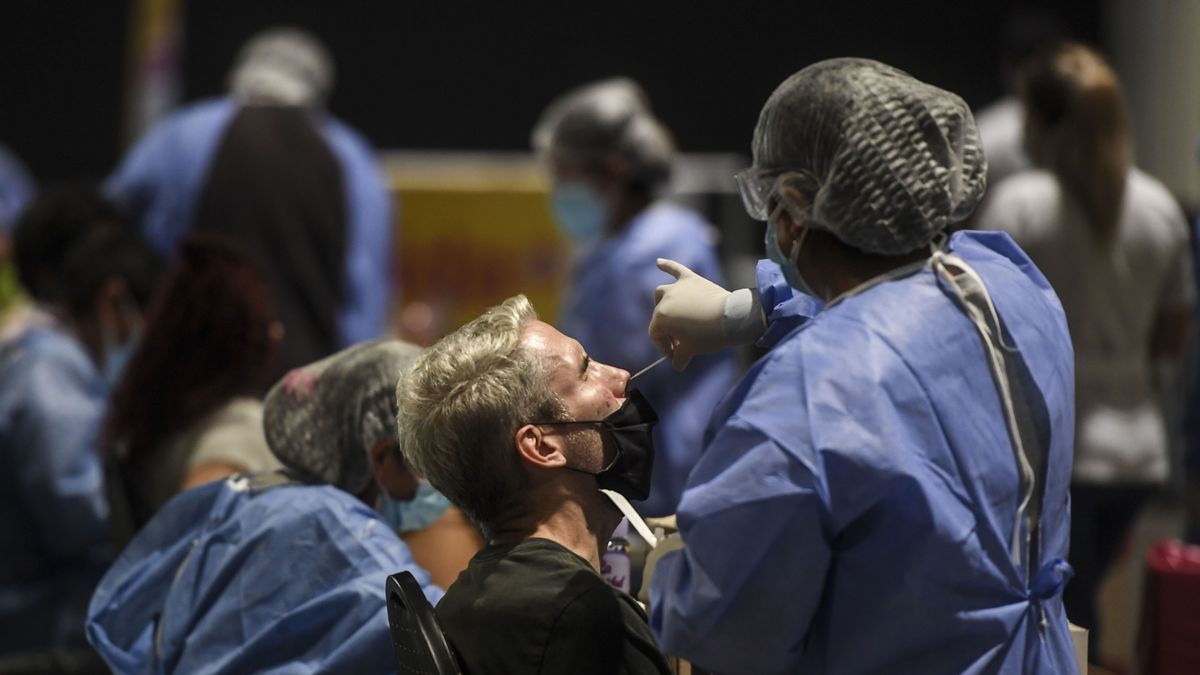 Hisopados nasales o de saliva: un estudio revela cuáles son más eficientes